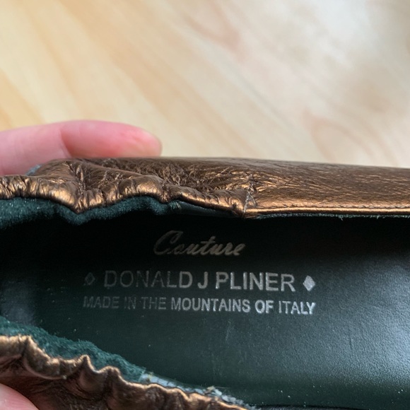 Couture Donald J. Pliner 9N Peace Sign Jeweled Flats - Picture 7 of 8